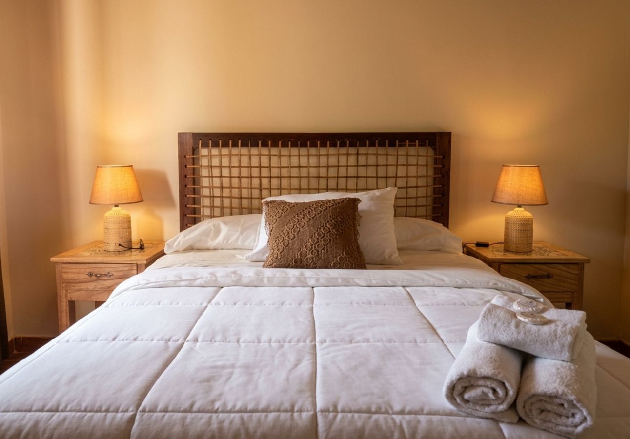 Double room with wicker bedside lamps