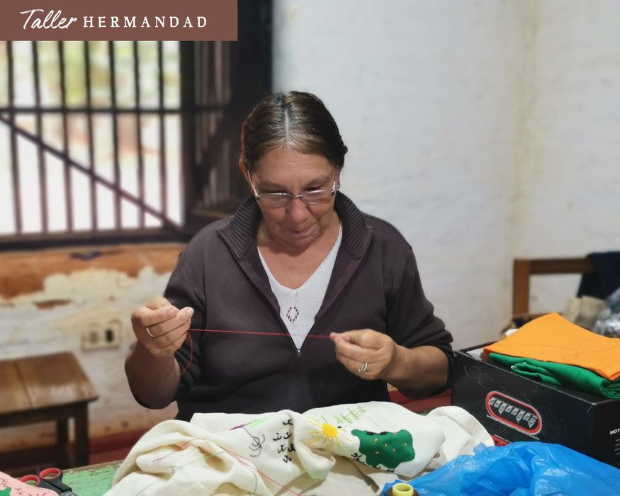 Taller Hermandad, artisan embroidering